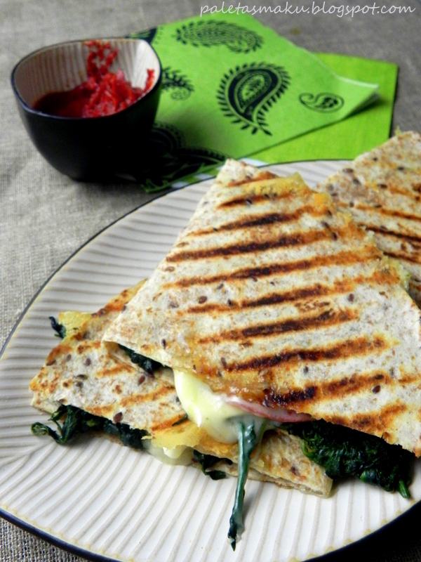 Paleta Smaku Quesadillas grillowane kanapki ze szpinakiem, salami i serem camembert