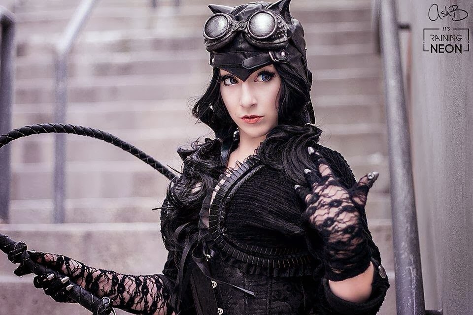 En lugar de usar el típico traje de látex uso un corsé estilo Steampunk. 