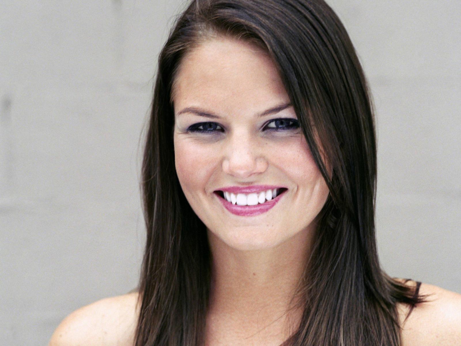http://4.bp.blogspot.com/-D0MqOnSFcmM/TkdU4DMMPOI/AAAAAAAAA9k/v_WPf8qum_U/s1600/jennifer_morrison_smile_desktop_wallpaper_87234.jpg