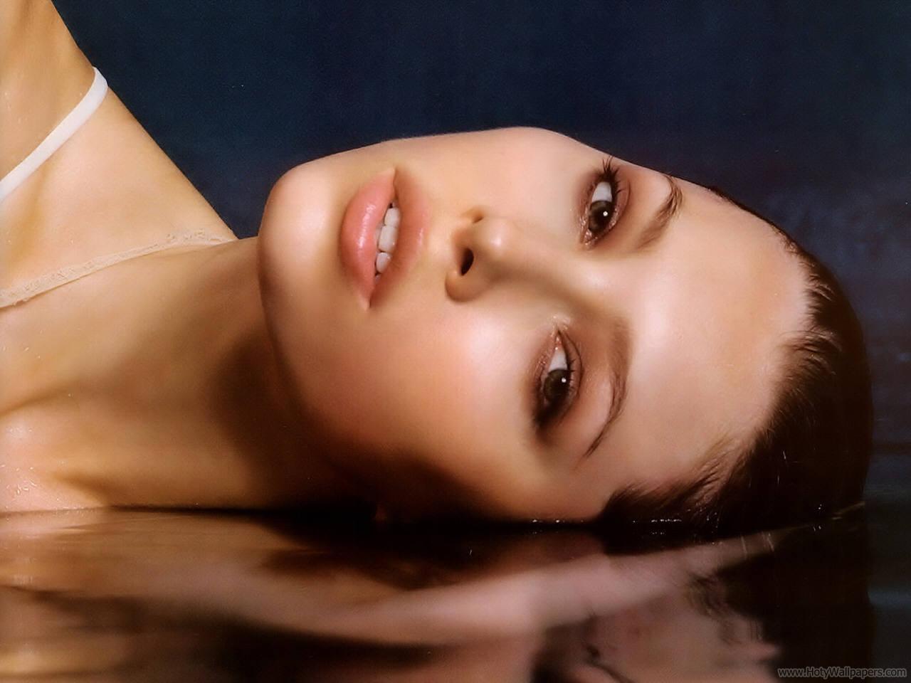 http://4.bp.blogspot.com/-D237qxNGhm0/TraWfGS3SZI/AAAAAAAAPew/bP52M3-rXU4/s1600/jessica_biel_actress_latest_wallpaper-03-1600x1200.jpg
