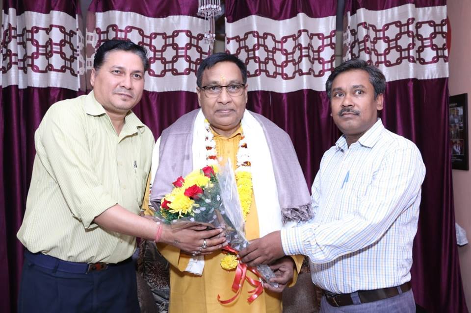 श्री रामकिशोर उपाध्याय जी को जन्मदिवस की बधाई  देते हुए ओम प्रकाश शुक्ल और संजय कुमार गिरि