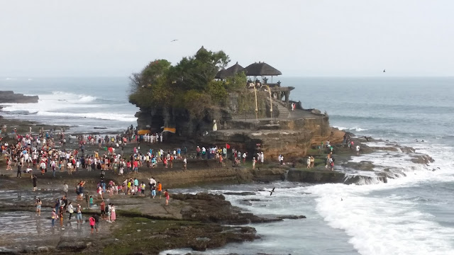 Afluencia masiva de turistas en Tanah Lot, Bali