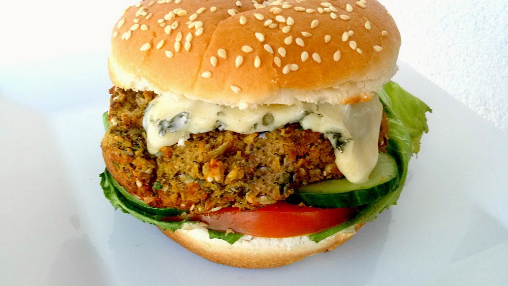wegańskie Burgery z fasoli mung z serem pleśniowym i konfiturą z czerwonej cebuli wegańskie Burgery z fasoli mung z serem pleśniowym i konfiturą z czerwonej cebuli