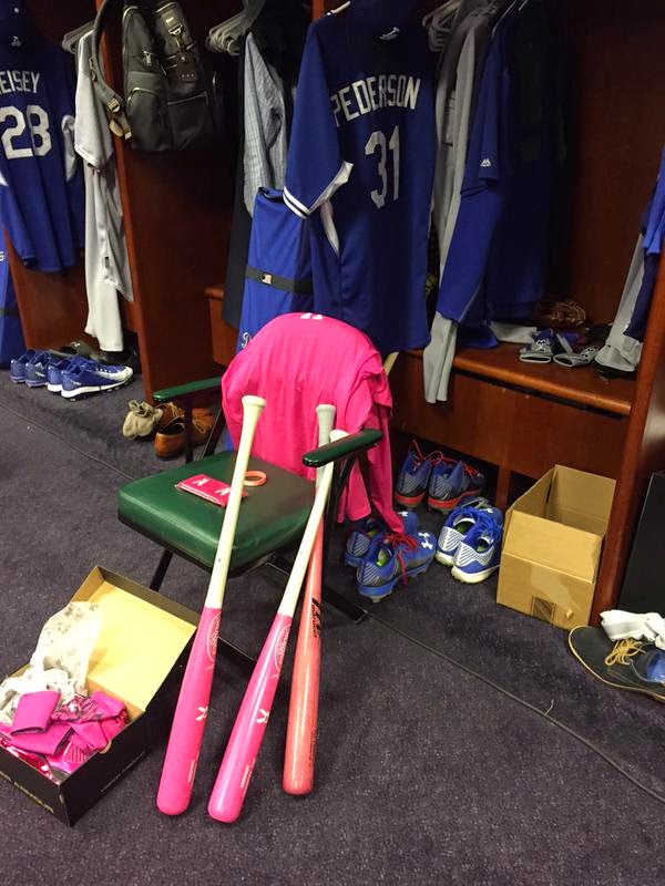 Dodgers use pink gear on Mother's Day