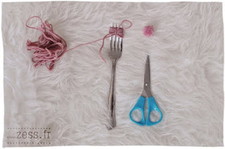 http://www.zess.fr/diy-un-rideau-de-pompons/
