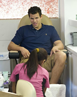 Homem fazendo pedicure - Pés Masculinos - Chris Humphries