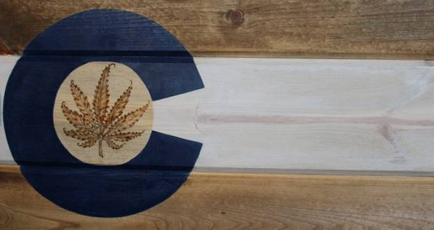 Loja no Colorado, uma das pioneiras do mundo em venda de produtos legais com maconha inova, e cria uma versão da bandeira do estado americano com a folha da maconha dentro do C. Loja no Colorado, uma das pioneiras do mundo em venda de produtos legais com maconha, inova e cria uma versão da bandeira do estado americano com a folha da maconha dentro do C.