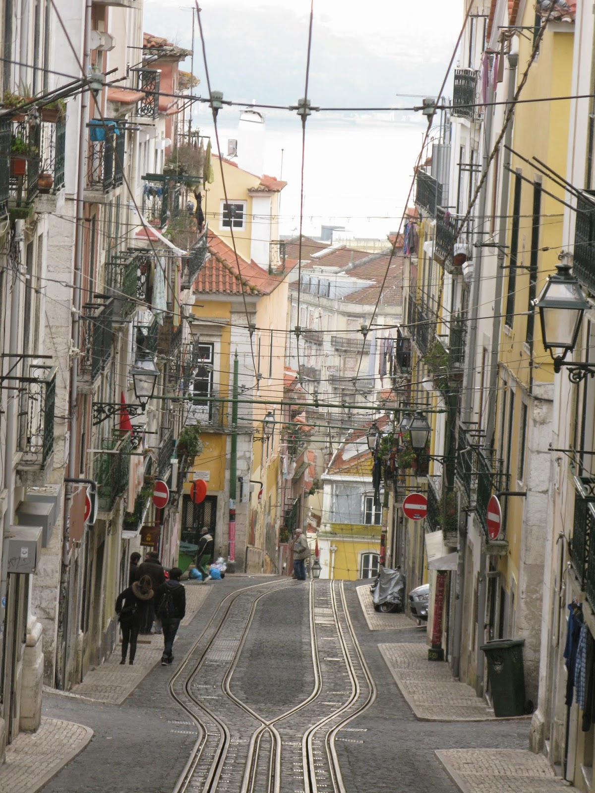 Ascensor da Bica, percorso in pendenza