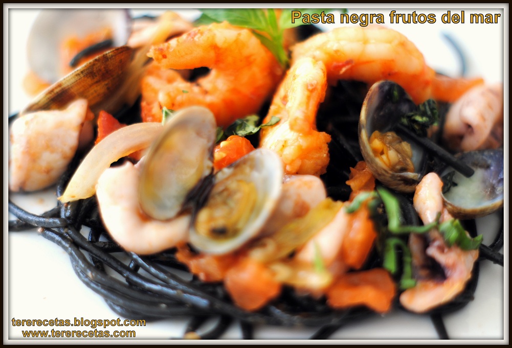 Pasta negra frutos del mar. Blog Las recetas de Tere