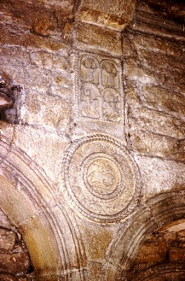 Santa María del Naranco, relieve