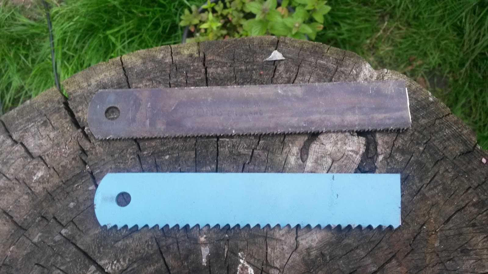 BUZZARD BUSHCRAFT Hacksaw Blade Neck Knives