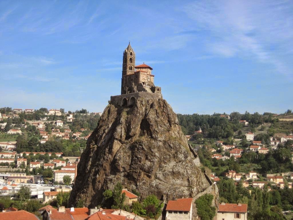 rocher SaintMicheld’Aiguilhe un énorme piton rocheux sur lequel est