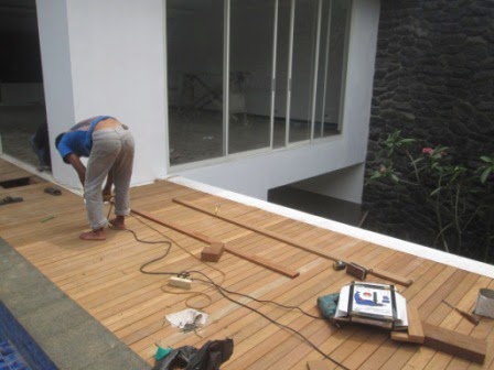 memasang lantai kayu