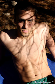 Chico caliente con gran polla (Gay)