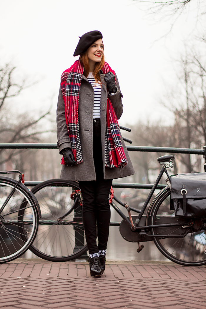 Retro stijl blogger outfit photoshoot in de mist in Amsterdam