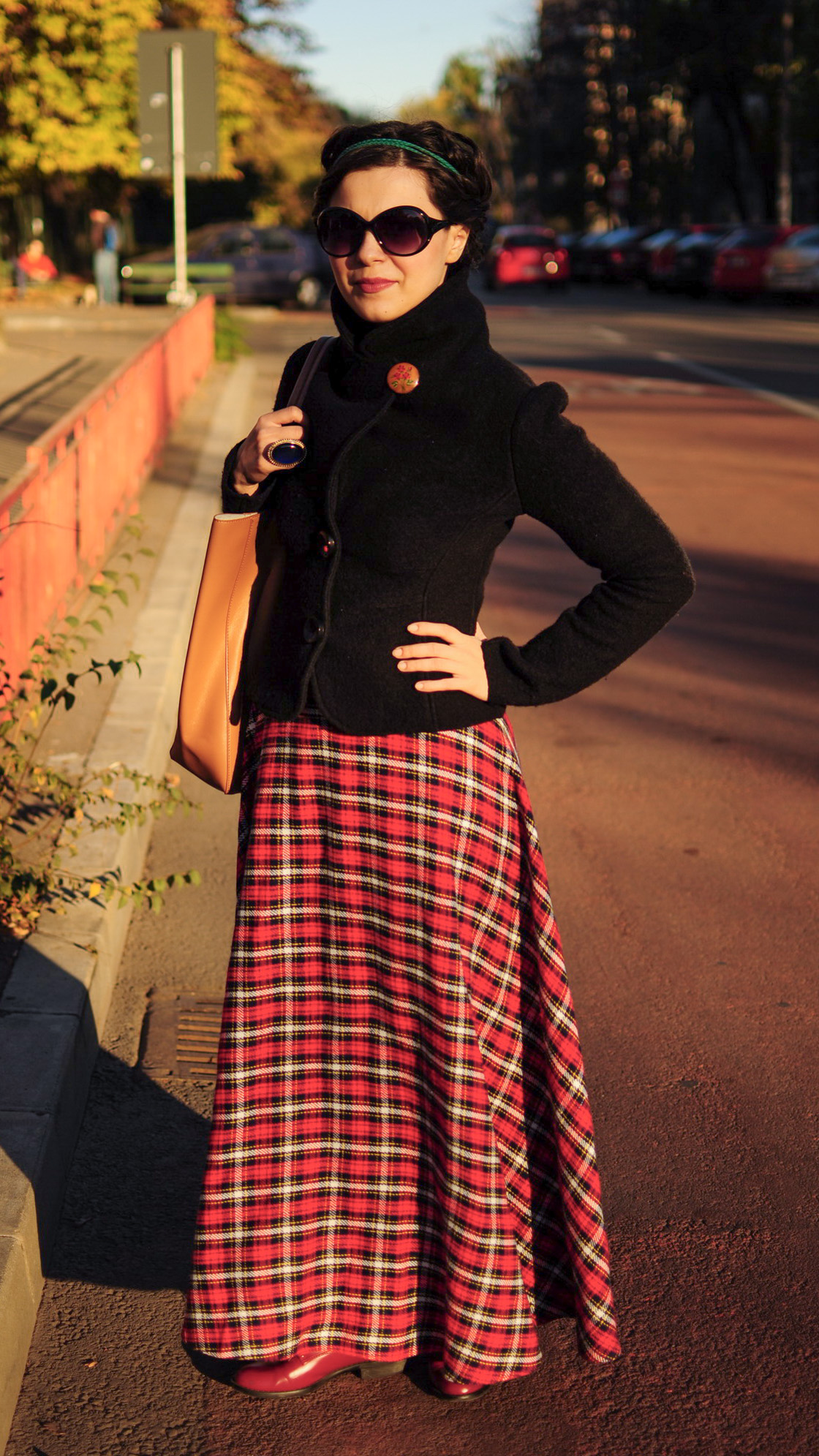 tartan maxi skirt tartan shirt green burgundy maxi bag autumn fall leaves scenery