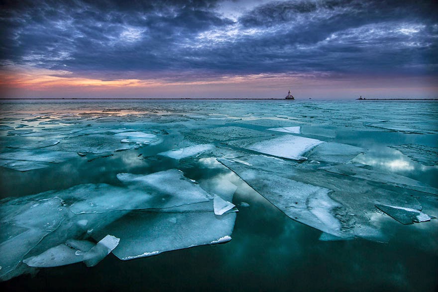 10. Lake Michigan, Located In Chicago, USA - 18 Beautiful Frozen Lakes, Oceans And Ponds That Resemble Fine Art 10. Lake Michigan, Located In Chicago, USA - 18 Beautiful Frozen Lakes, Oceans And Ponds That Resemble Fine Art