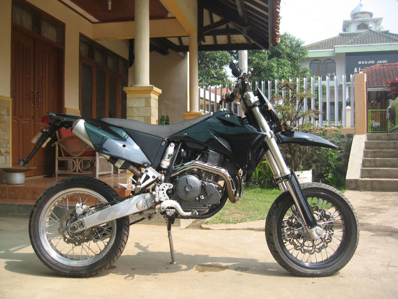 di lajan raya berikut gambar modifikasi yamaha scorpio ala supermoto title=