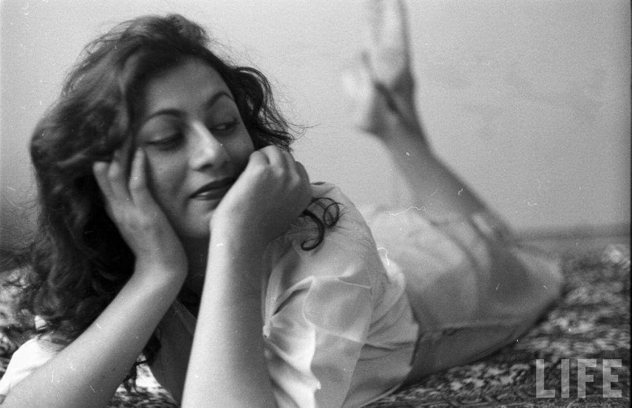 Beißen Gedanken: Hindi Movie Actress Madhubala relaxes in her room - Photographed by ...