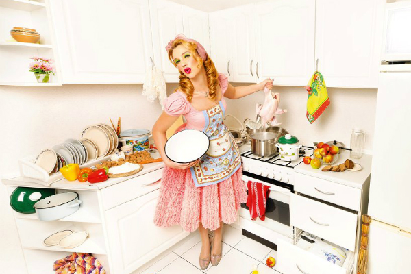 Русская домохозяйка сняла красное платье и белье на кухне