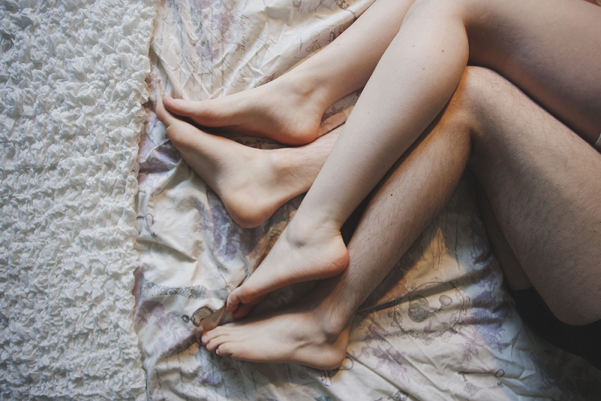 Фото рыжей страстной фурии раздвигающей ноги на камеру