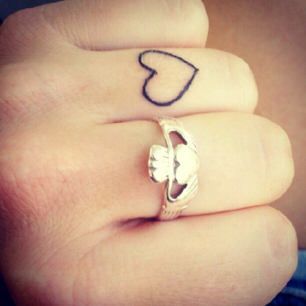 Coraçao no dedo tatuado, Imagens, fotos e significado. | Tio Downs