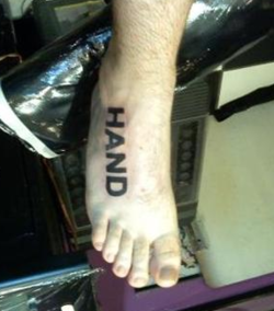 se tatua hand en el pie