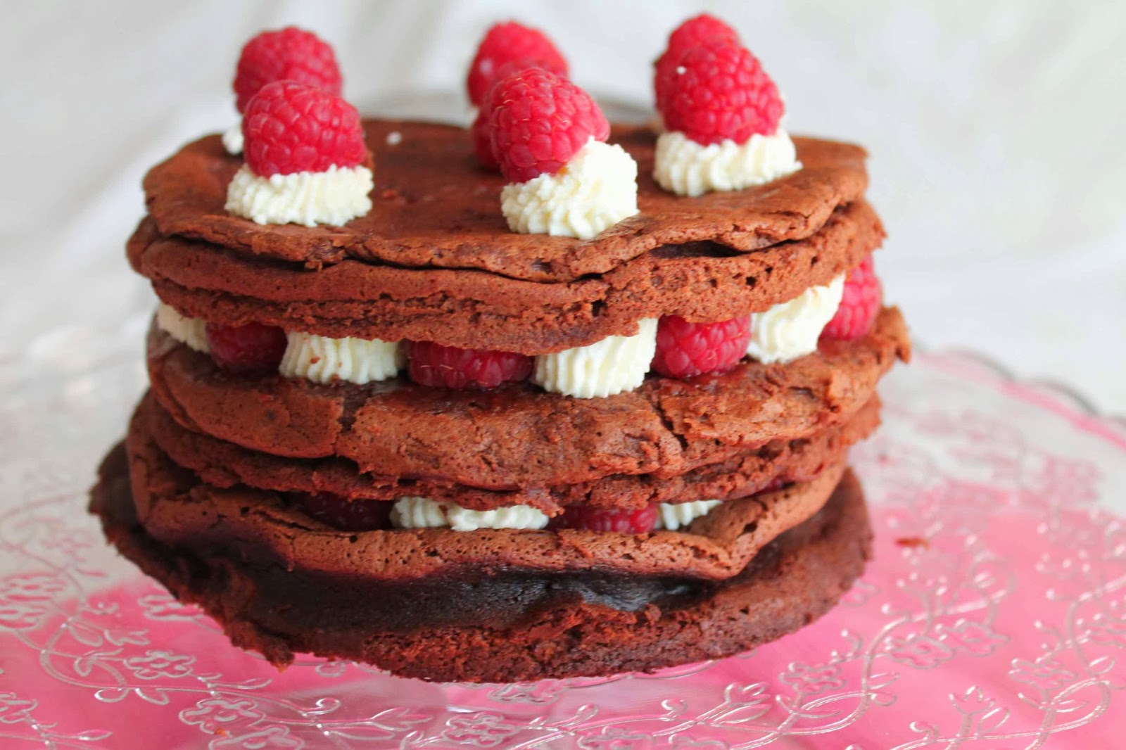 Tarta de chocolate con mousse de requesón y frambuesas