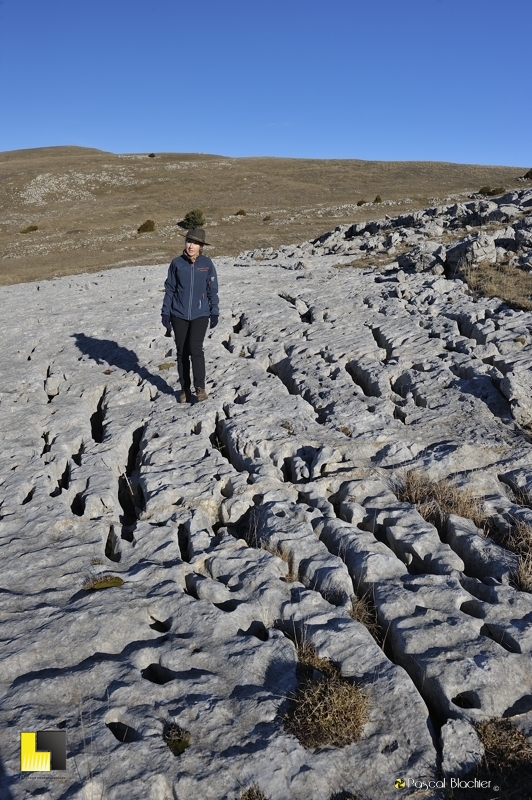 Valérie Blachier sur la dalle de calcaire de la montagne de l'Aup photo pascal blachier