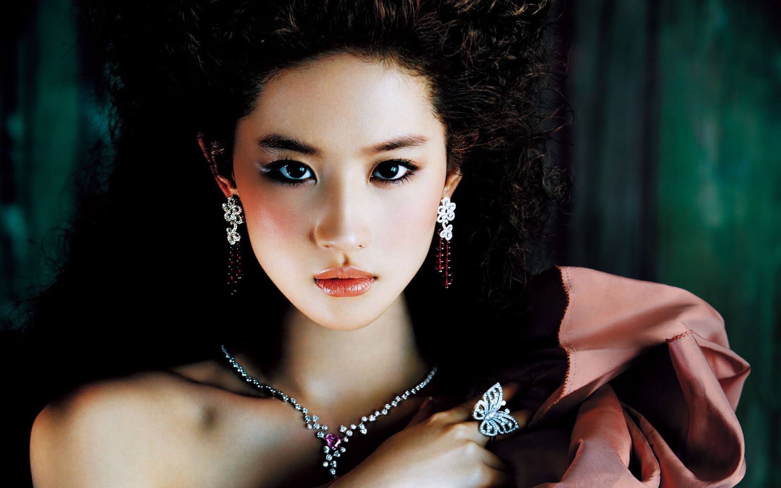 http://4.bp.blogspot.com/-DOzZ9m-clvE/UMU2ogdsNBI/AAAAAAAAA0U/PdTG324BNmI/s1600/Liu-Yi-Fei-Star-Wallpaperfor-Desktop-Blogspot_1920+x+1200.jpg