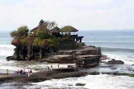 Pura Tanah Lot Tempat Wisata di Bali Yang ada di Tengah Laut Pura Tanah Lot Tempat Wisata di Bali Yang ada di Tengah Laut