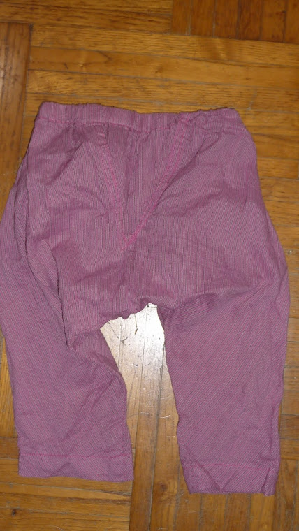 pantalon bouffant rose à fines rayures plus foncées