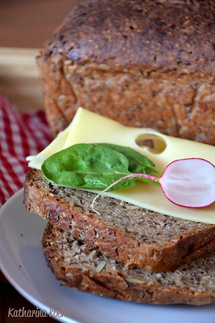 Vollkorn-Roggenbrot: www.katharinakocht.com Vollkorn Roggen Sauerteig Brot Käsebrot karierte Decke Körner Saaten