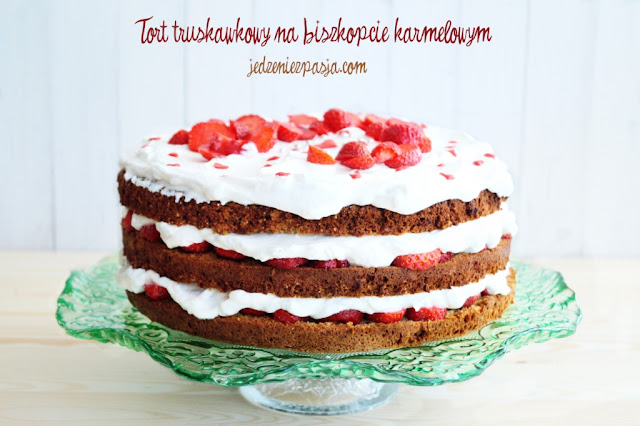 Tort truskawkowy na biszkopcie karmelowym Tort truskawkowy na biszkopcie karmelowym