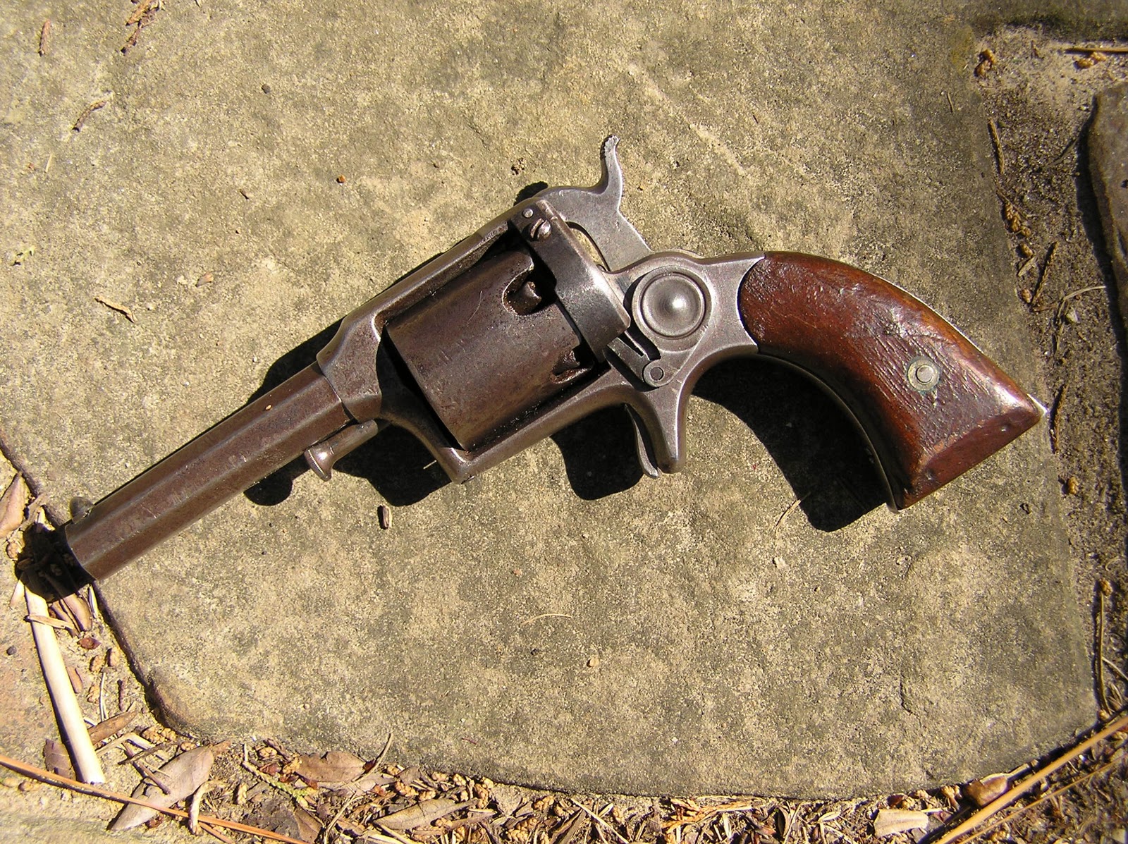 http://4.bp.blogspot.com/-DVfO741Ik4w/Tt50Nqf3qbI/AAAAAAAAAfI/KoeDTeQWtRc/s1600/Remington-Beals%20%E2%80%9CSecond%20Model%E2%80%9D%20.31%20caliber%20percussion%20Pocket%20Revolver%20%23749%2C%20ca.1858.jpg