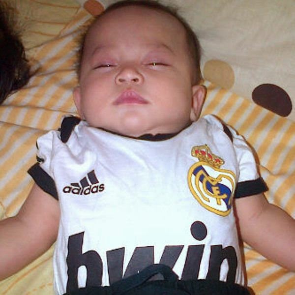 Foto bayi lucu pakai seragam sepak bola real madrid lagi tidur Foto bayi lucu pakai seragam sepak bola real madrid lagi tidur