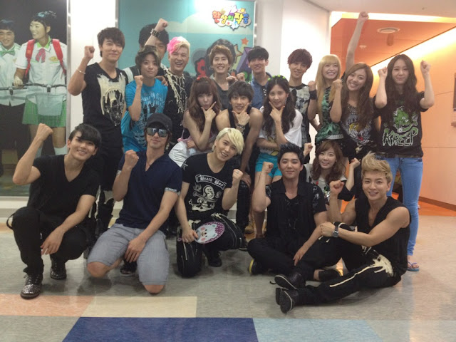 [PIC][14.07.2012]  SMTOWN Group Photo (Including TaeTiSeo) Axvb_XZCIAA0XuA.jpg+large