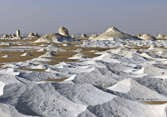 الصحراء البيضاء..  في مصر بياض الثلج وصلابة الصخور.  White+Desert+03