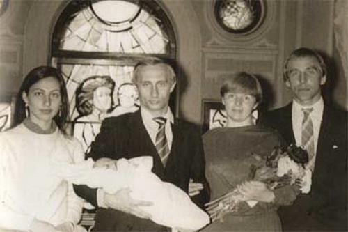 Фото из семейного альбома В.В.Путина (16 фото)