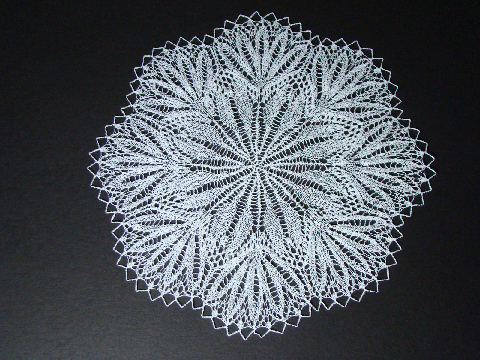 knackful knitter: Knitted doilies