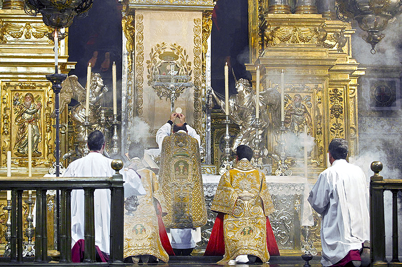 http://4.bp.blogspot.com/-DY1bxZkTwdY/Ubaz3xgC7OI/AAAAAAAAMlU/h21uCy-dnNU/s1600/CATHOLICVS-Santa-Misa-Corpus-Christi-Valencia-Holy-Mass-1.jpg