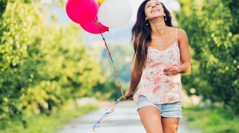 mujer feliz disfrutar-de-la-vida