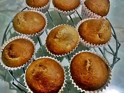 Muffins integrales de ginebra recién horneados