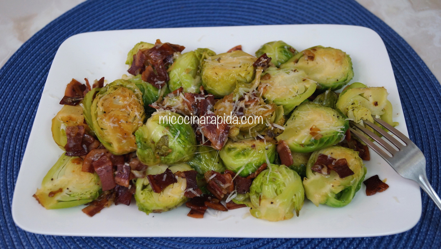 Coles de Bruselas con Tocino y Queso Parmesano