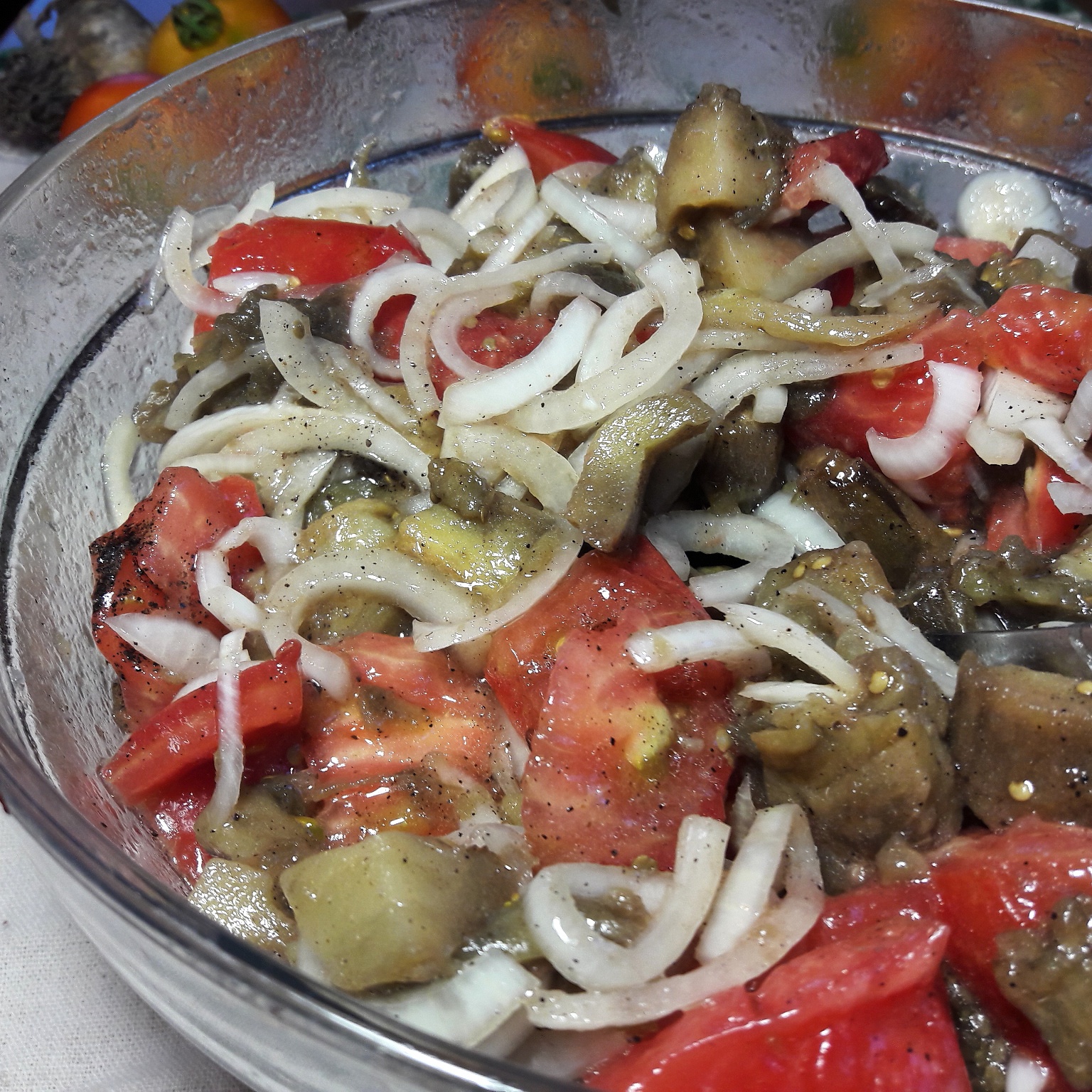 Салат с помидорами и маринованным луком картинки Салат с помидорами и маринованным луком картинки