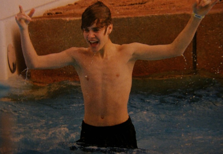 justin bieber six pack pics. Justin Bieber Shirtless Six