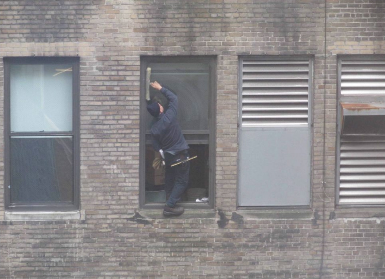 RobinsonSolutions Professional Window Cleaning Dangerous NY Window Cleaner Video Goes Viral