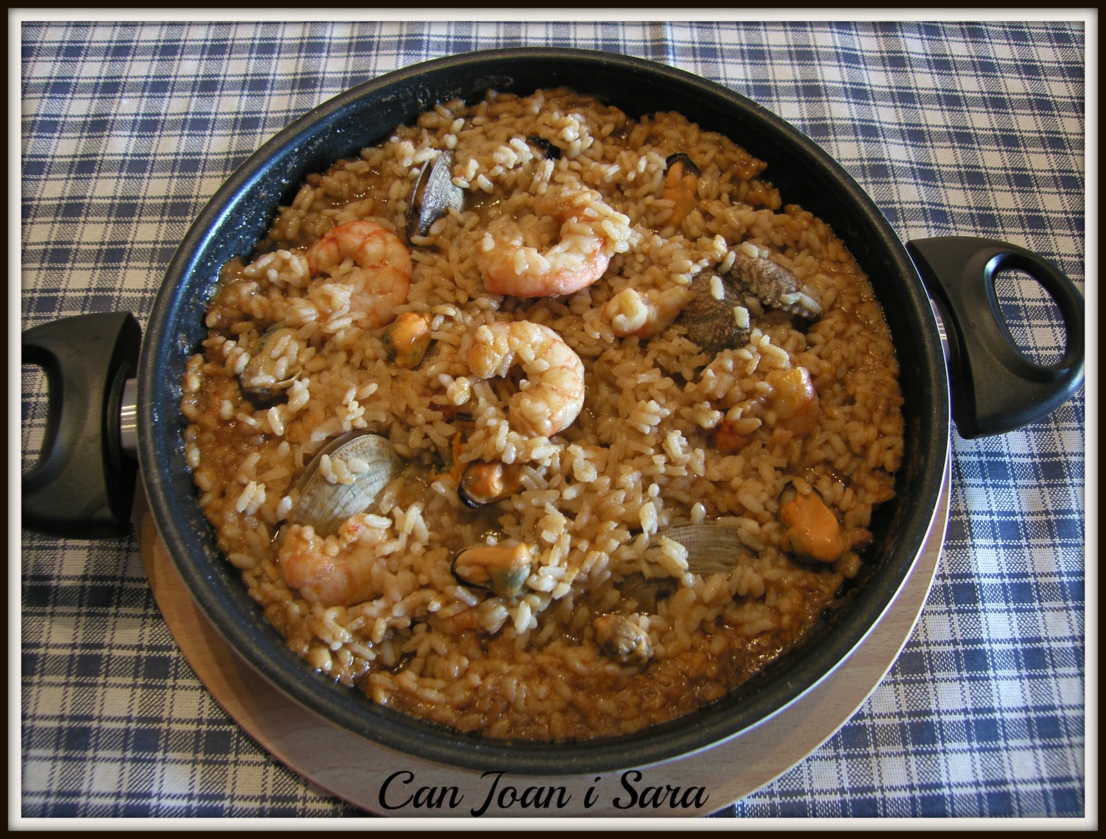 CAN JOAN I SARA PAELLA MARINERA CON FUMET DE MARISCO "MAHESO"