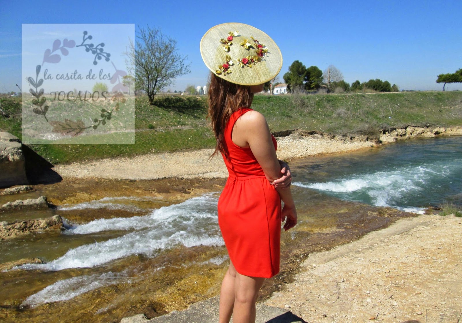 Reportaje de pamelas primavera - verano 2015 La casita de los TOCADOS Pamela Casiopea color dorado y rojo a juego con vestido en rojo coral.