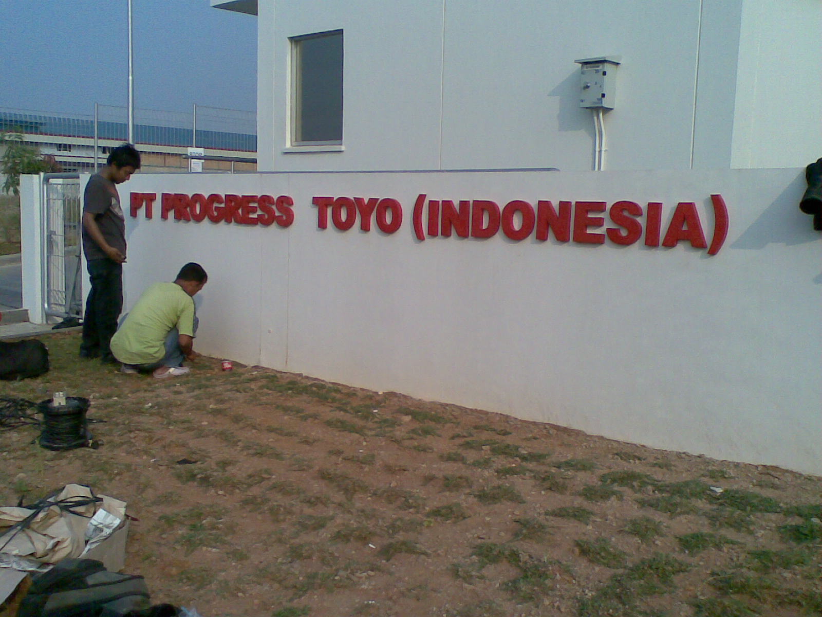 Pemasangan Huruf Timbul di PT.Progress Toyo Indonesia